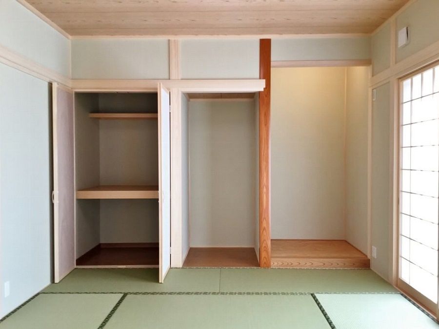 玄関からも行き来できる8畳の本格和室です。床の間、仏間、押入も作りました。