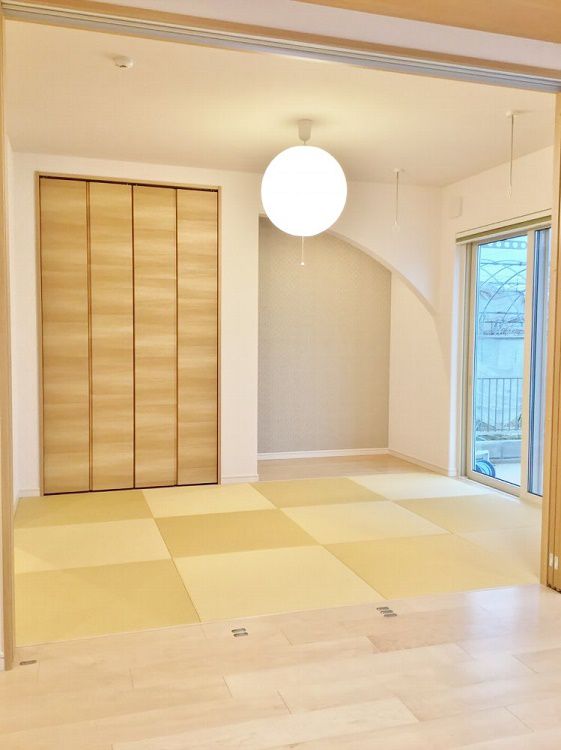 和室の畳は全体の色に合わせて黄金色にしました。
床の間のR下がり壁や丸い照明で柔らかみがあり落ち着いた空間です。