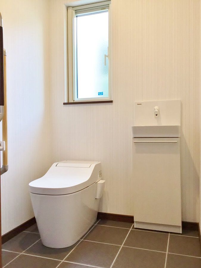 1階のトイレはご両親のお部屋の近くに。
車いすなどでも余裕で入れるバリアフリーのトイレです。