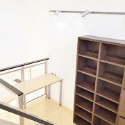Kidukiステージには壁とフレームにあわせて机も設置しました。支給品の本棚も置き、家族の存在を感じながらもゆっくりとした時間を楽しめるスペースとなっています。