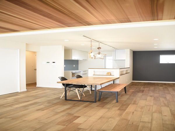 こだわった床材はカバ無垢、やさしい木目と緻密で上品
な木肌が特徴で、空間を明るく清潔感のある雰囲気に仕上げています。