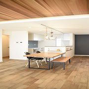 こだわった床材はカバ無垢、やさしい木目と緻密で上品
な木肌が特徴で、空間を明るく清潔感のある雰囲気に仕上げています。