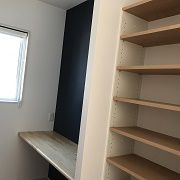 戸建てに住むなら欲しかったというご主人の書斎スペース
濃紺のクロスを使ってかっこいい空間を作りました。
またカウンター横の本棚スペースは木調の可動棚を使って落ち着いた雰囲気を。
