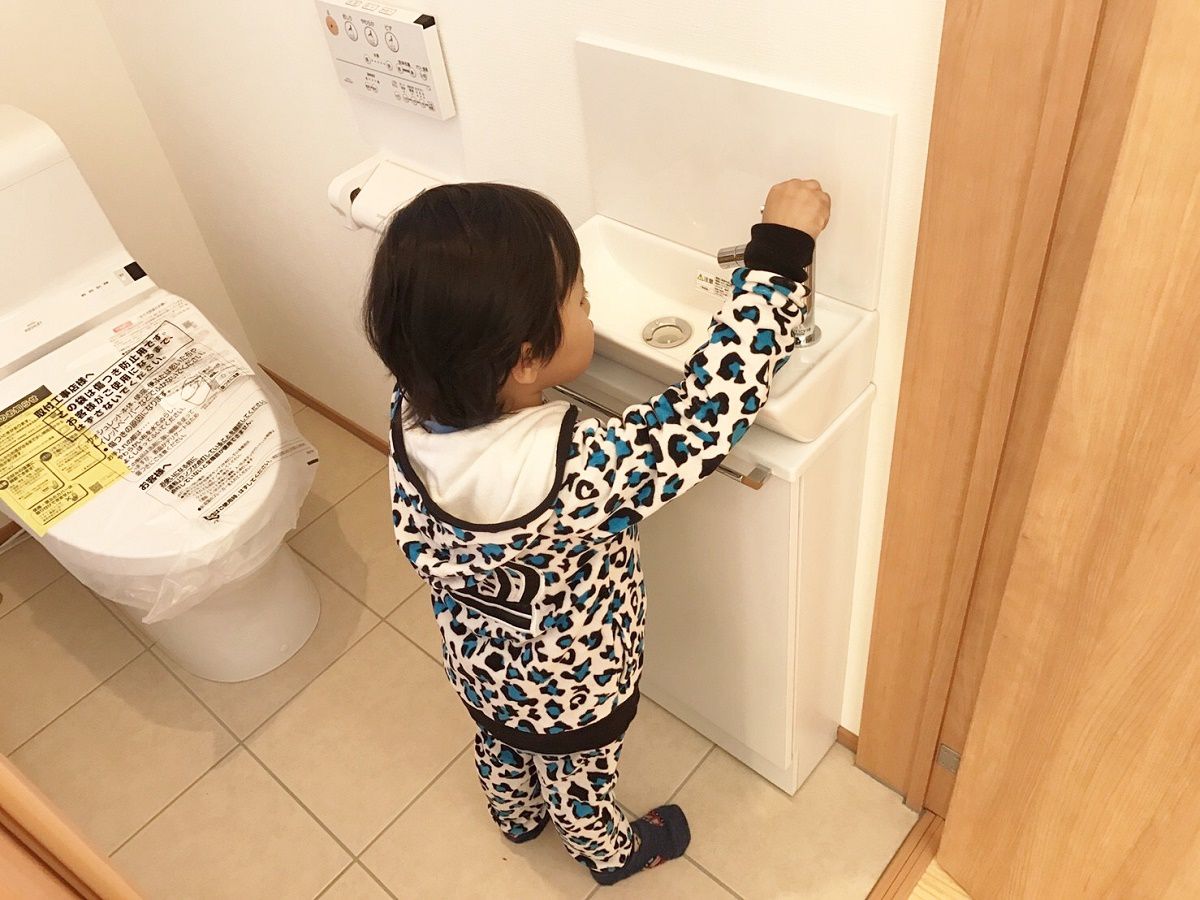お掃除を一番に考えられる奥さんはトイレの後ろで手を洗うと子供さんが水を散らしてしまうかも・・・と手洗いをつけました。子供さんが使いやすい位置にしています。