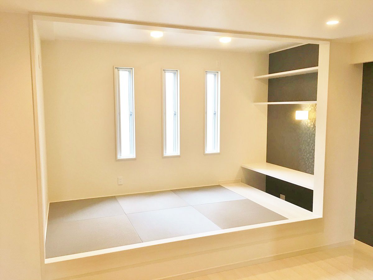 リビング隣には小上がりの和室を設けました。畳の色はお部屋のクロスとマッチしていてとてもお洒落でモダンな和室になりました。