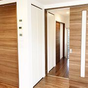 収納は部屋の中から使える用と、廊下に出て使う用と分けてあります。扉をホワイトにすることで壁になじむようになっています。