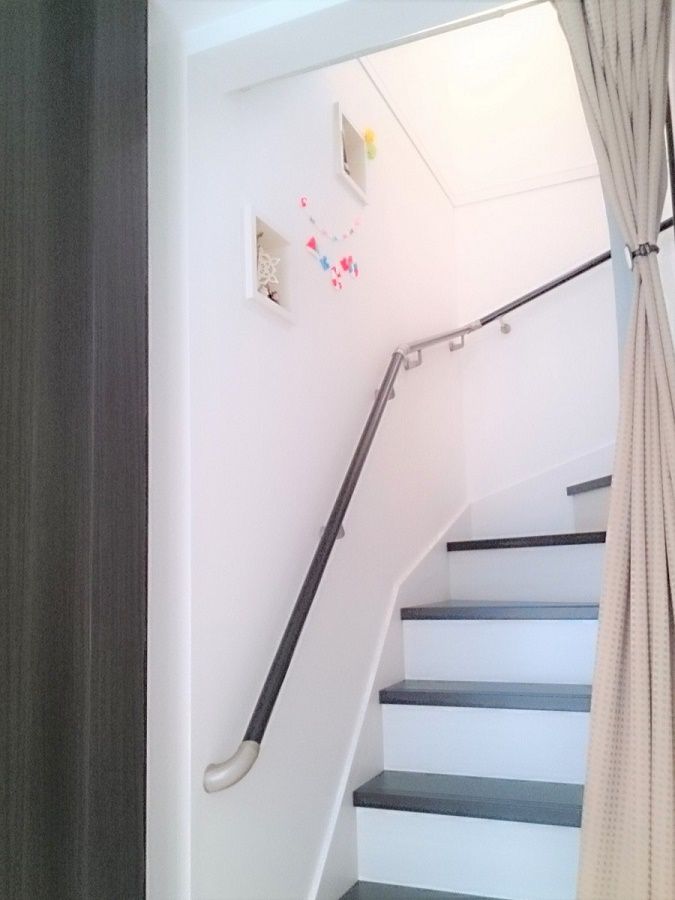 リビング階段を採用しましたので、階段スペースもLDKと同じ色合いで配色しています。階段の壁面にニッチを設置して、そちらに奥様が小物を飾り、細かいところでも工夫が施されています。