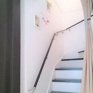 リビング階段を採用しましたので、階段スペースもLDKと同じ色合いで配色しています。階段の壁面にニッチを設置して、そちらに奥様が小物を飾り、細かいところでも工夫が施されています。