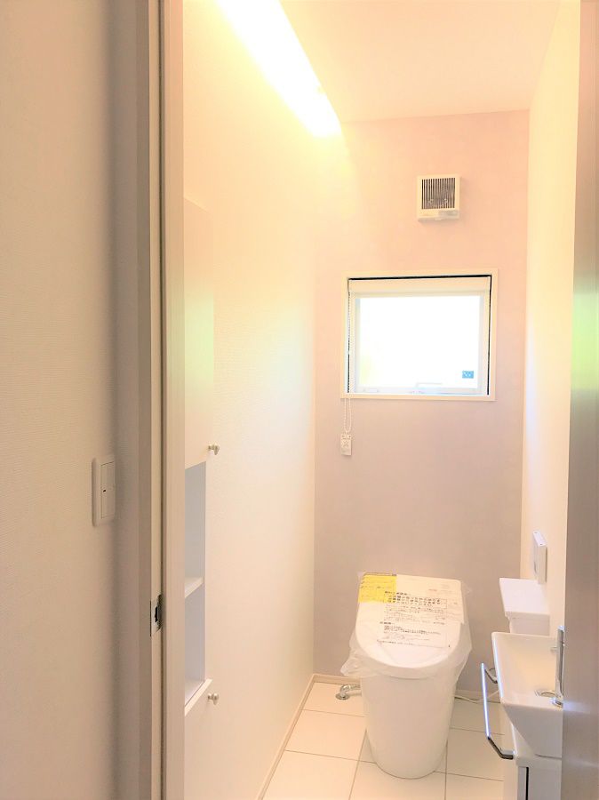 1階のトイレはタンクレスですっきりと。更に天井を掘り込み、間接照明を入れることで、圧迫感をなくしました