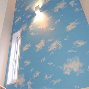 階段には青空と雲が描かれた明るく楽しいクロスを貼りました。雰囲気がガラッと変わります。