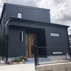 黒で統一された外観が凛とした美しさを醸し出すシンプルモダンの家 注文住宅 建築実例 事例 ユニバーサルホーム