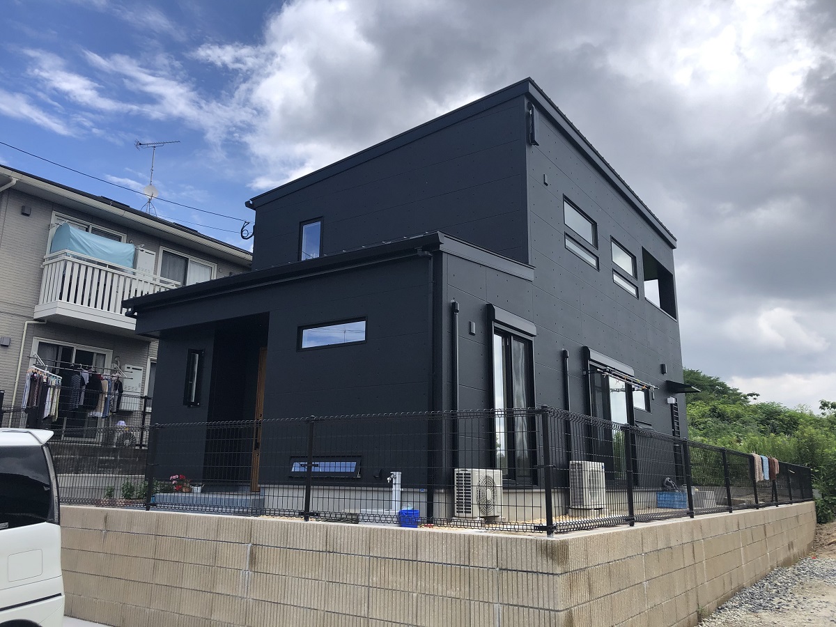 黒で統一された外観が凛とした美しさを醸し出すシンプルモダンの家 注文住宅 建築実例 事例 ユニバーサルホーム