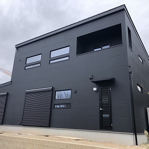 黒で統一された外観が凛とした美しさを醸し出すシンプルモダンの家 注文住宅 建築実例 事例 ユニバーサルホーム