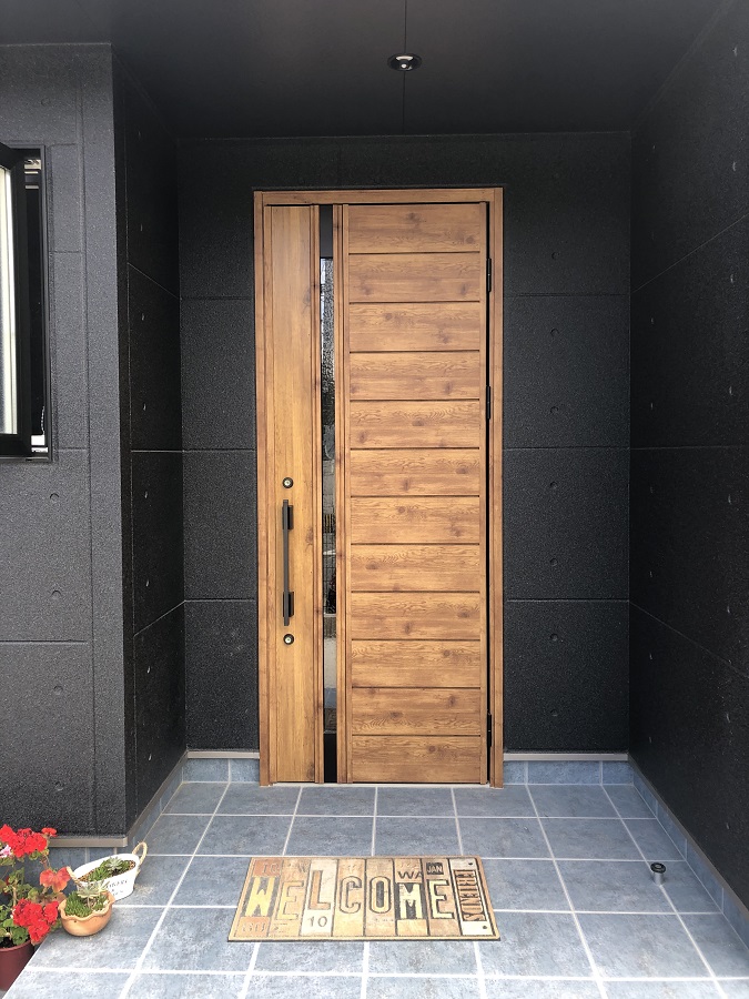 黒で統一された外観が凛とした美しさを醸し出すシンプルモダンの家 注文住宅 建築実例 事例 ユニバーサルホーム