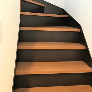 階段の色を変えることでアクセントになります。