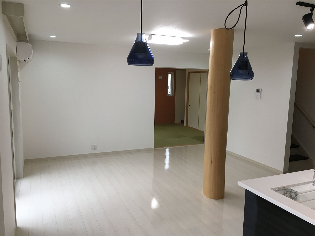 迫力のある外観とリビングの大きな柱がアクセント 注文住宅 建築実例 事例 ユニバーサルホーム
