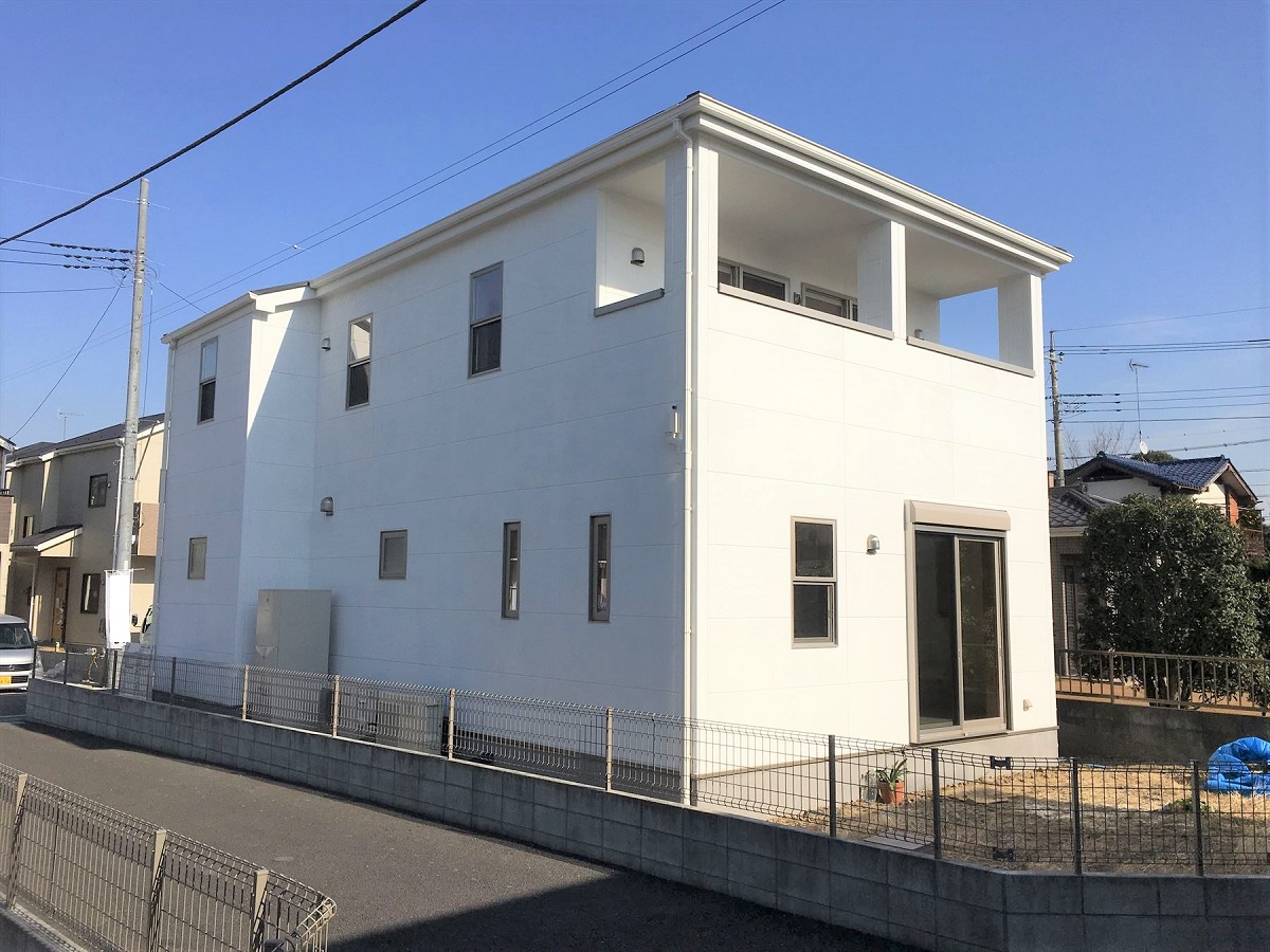 白を基調とした内装の所々の色みのあるクロスがアクセントに 注文住宅 建築実例 事例 ユニバーサルホーム
