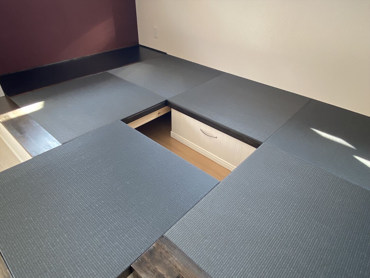 中央2つの畳は可動式。移動させてテーブルを置けば掘りごたつになります。両脇の畳の下は空洞になっているので、季節ものなどの収納スペースとしても使えます。