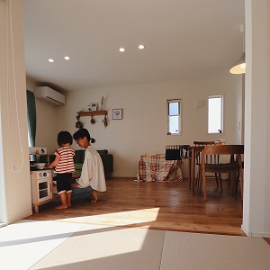 LDKに隣接した和室は、お子様のお昼寝や、遊ぶスペース、お洗濯たたみetc…様々な用途で使用できます。