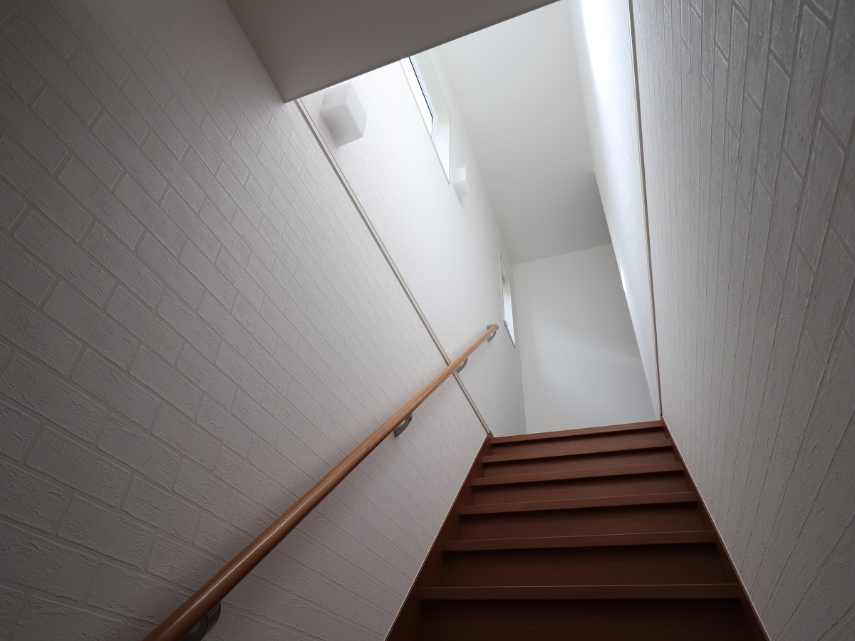 リビング階段ですが、白の壁紙と同化する白の扉をチョイス！開けてびっくり階段！を実現しました。