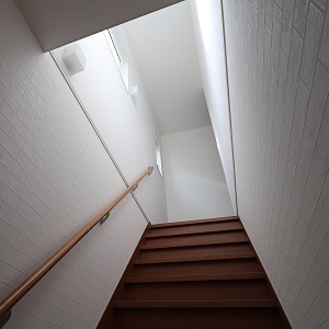 リビング階段ですが、白の壁紙と同化する白の扉をチョイス！開けてびっくり階段！を実現しました。