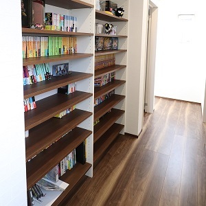 ご主人様と奥様の共通のご趣味である本。それぞれの本や漫画を収納できる壁一面の本棚を2階の廊下に作りました。