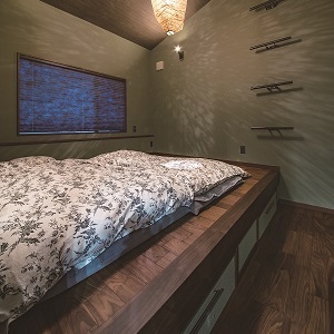 こちらの寝室は旅行先の宿からアイディアをもらったそうで、
和を感じる個性的な造りになっています！素敵です♩