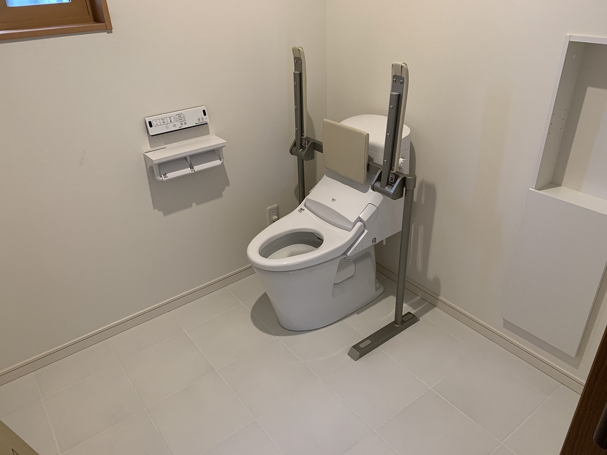 車椅子でも使いやすく一般的なトイレに比べてとても広くスペースをお取りしました。