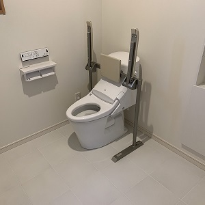 車椅子でも使いやすく一般的なトイレに比べてとても広くスペースをお取りしました。