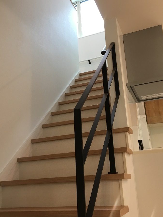 リビングに階段を設置することで家族の様子を感じられます。
ブラックの手すりはお客様のこだわりポイントです！