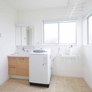 干し場も兼用の広々した洗面脱衣室。ハンガー置きと洗剤置きも設置