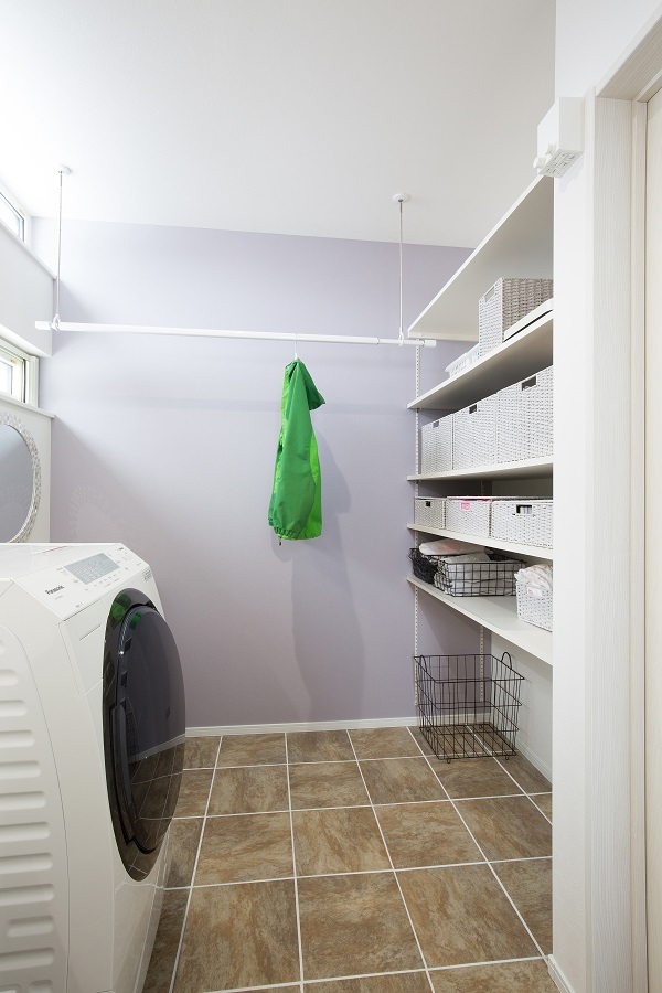 ランドリー兼用の洗面脱衣室には、収納も設置。