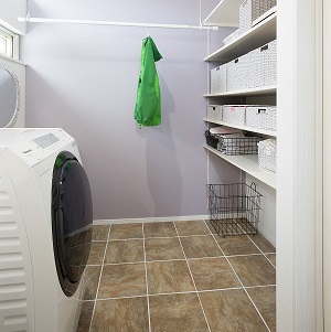 ランドリー兼用の洗面脱衣室には、収納も設置。
