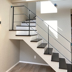 階段下スペースは、ペットのワンちゃんスペースに。
オープン階段は、光を採りこみやすく、空間を広く・明るくみせる効果、
デザイン性が高くお洒落に仕上がるというメリットがありますね。