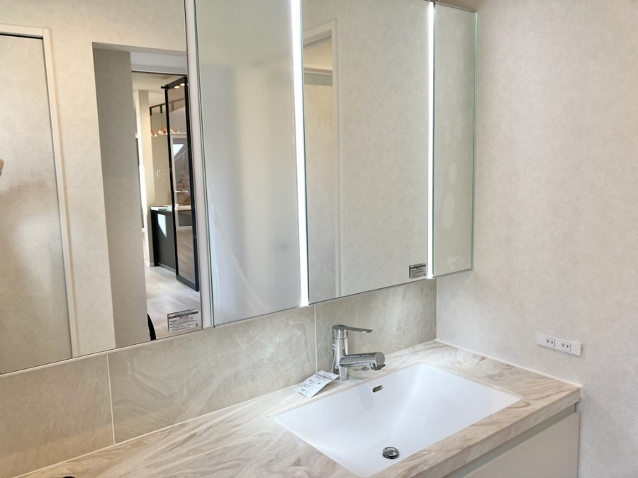 ホテルライクな洗面所スペース。
カウンターや、壁、床材まで全て上質な素材で揃えています。
